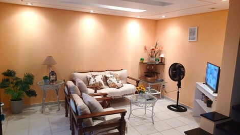 Sala de estar com smart tv (netflix-globoplay)