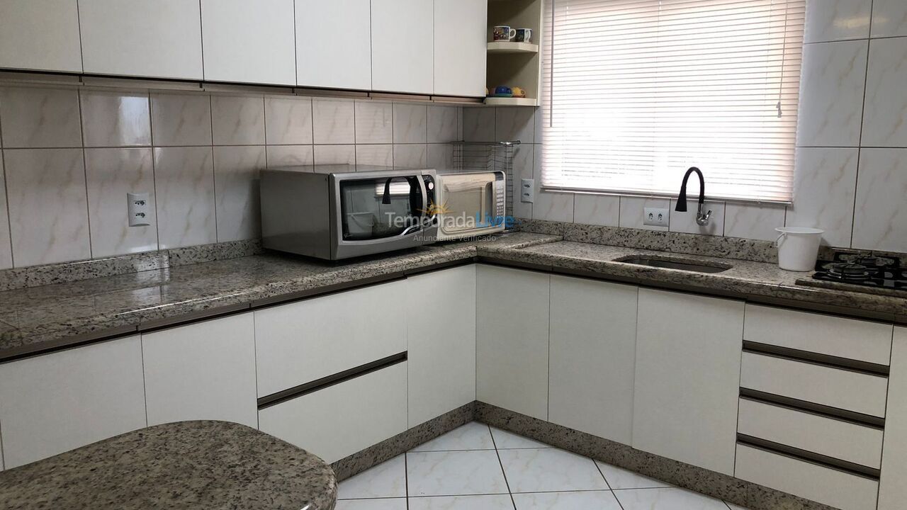 Apartamento para aluguel de temporada em Itapema (Meia Praia)