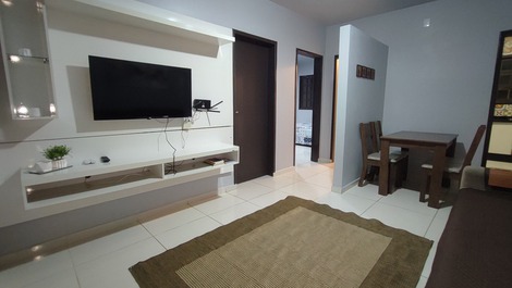Sala de estar completa com wi-fi, tv smart e canais streamings