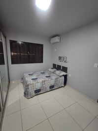 Quarto de casal com ar condicionado 