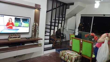 Sala de jantar com tv e sofa  