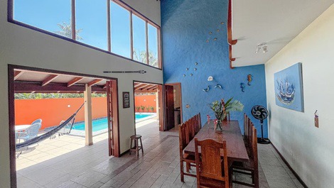 Sala de jantar e varanda da piscina