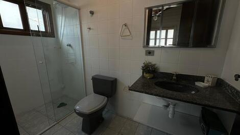 Casa de vacaciones dentro de la Riviera de São Lourenço con aire acondicionado.