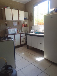 Cozinha interna completa.