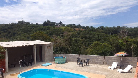 Cozinha e piscina.
