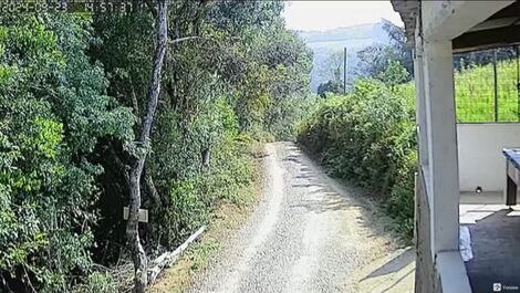 Em frente à chácara. 