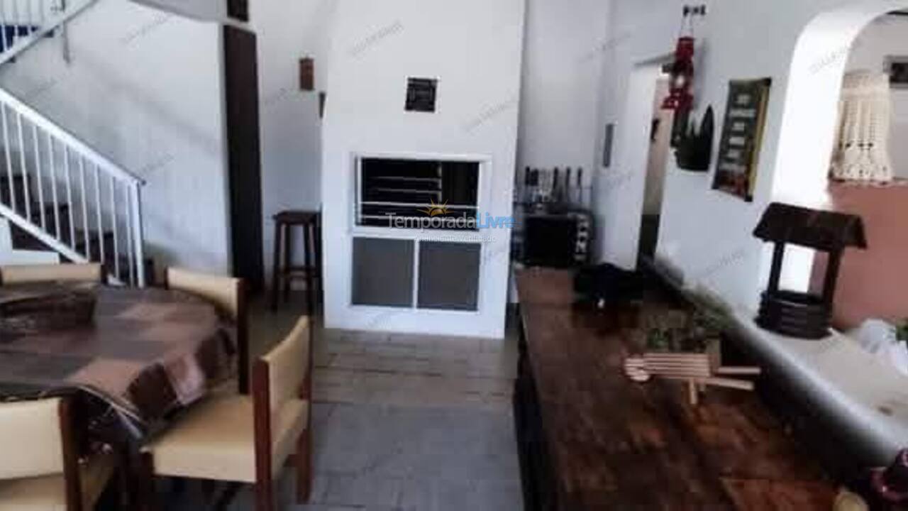 Chácara / sítio para aluguel de temporada em Rio dos Cedros (Alto Palmeiras Rio Bonito)