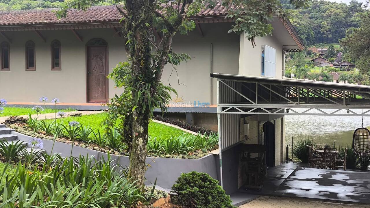 Chácara / sítio para aluguel de temporada em Rio dos Cedros (Alto Palmeiras Rio Bonito)