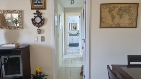 Corredor de sala para interior,  com porta.