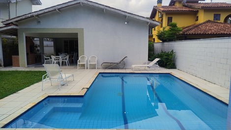 Casa Riviera com 4 suítes próximo da Praia