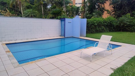 Casa Riviera com 4 suítes próximo da Praia