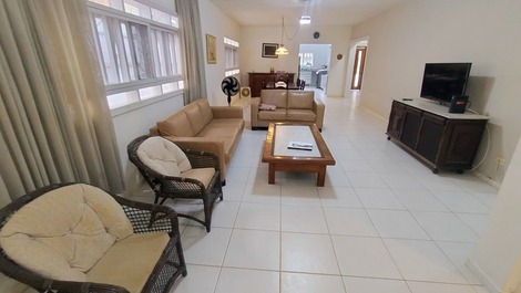 Casa Riviera com 4 suítes próximo da Praia