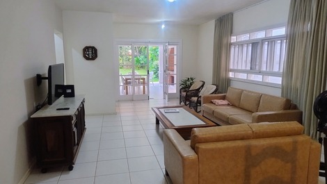 Casa Riviera com 4 suítes próximo da Praia