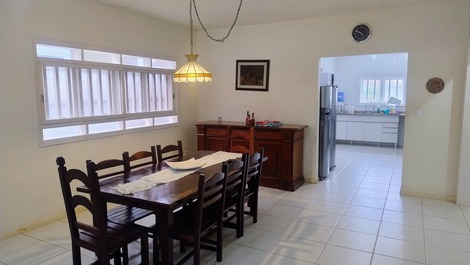 Casa Riviera com 4 suítes próximo da Praia