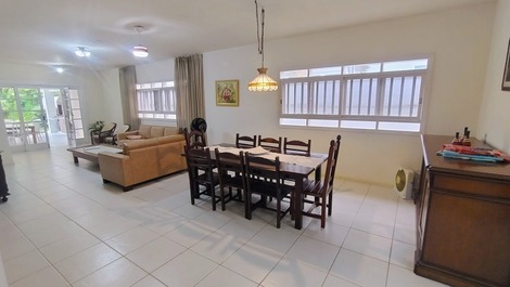 Casa Riviera com 4 suítes próximo da Praia