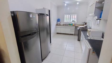 Casa Riviera com 4 suítes próximo da Praia