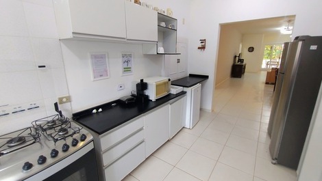 Casa Riviera com 4 suítes próximo da Praia