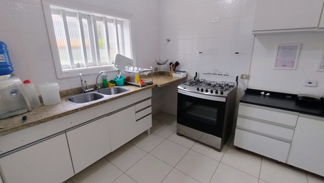 Casa Riviera com 4 suítes próximo da Praia