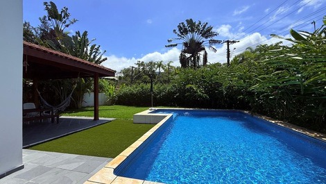 Excelente casa localizada a apenas 700 metros da praia