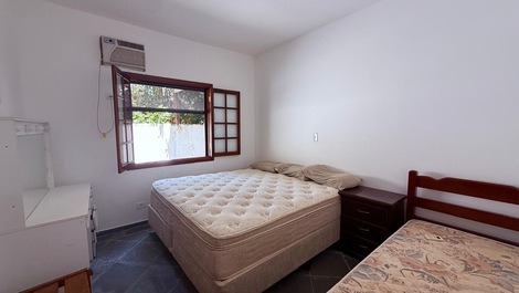 Excelente casa localizada a apenas 700 metros da praia