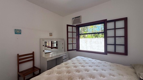 Excelente casa localizada a apenas 700 metros da praia