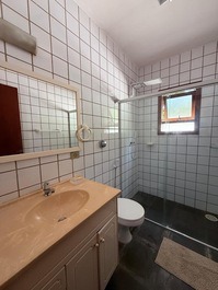 Excelente casa localizada a apenas 700 metros da praia