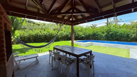 Excelente casa localizada a apenas 700 metros da praia