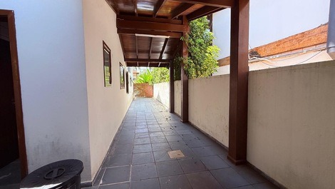 Excelente casa localizada a apenas 700 metros da praia