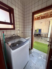 Excelente casa localizada a apenas 700 metros da praia