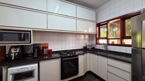 Excelente casa localizada a apenas 700 metros da praia