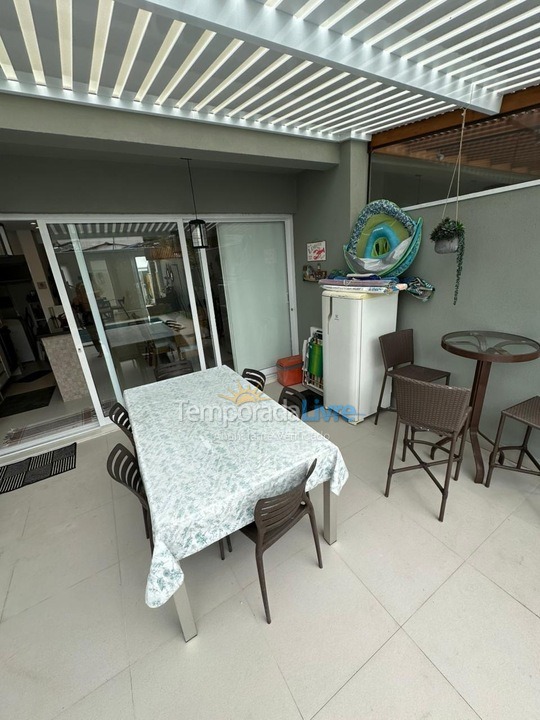 Casa para aluguel de temporada em São Sebastião (Praia da Baleia)