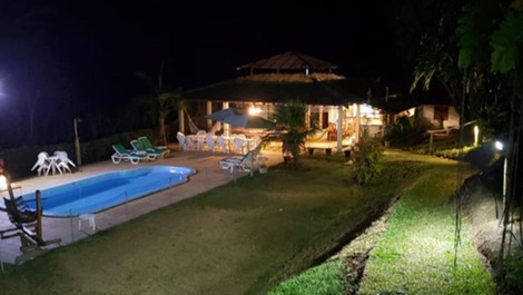 Piscina com clubinho (área de lazer) ao fundo