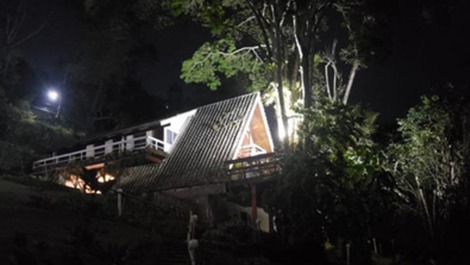 Lateral da casa com varandas em todos os quartos (lateral e frontal)