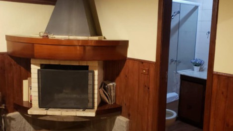 Lareira da 1ª suíte - com banheiro