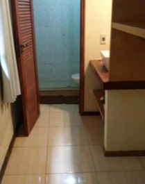 Closet e banheiro da 2ª suíte (térreo)