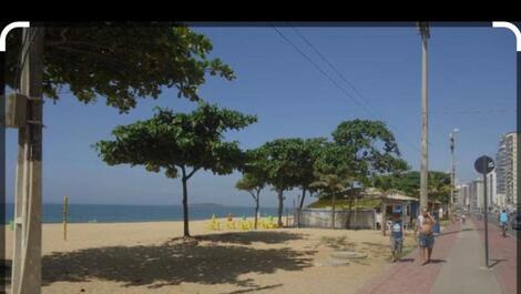 Acogedor apartamento cerca del mar con WiFi gratuita.