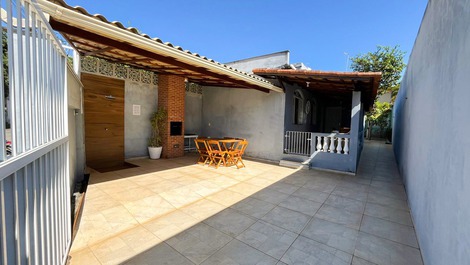 Casa na Praia do Morro com Área de Churrasqueira, Varanda, Wi-fi