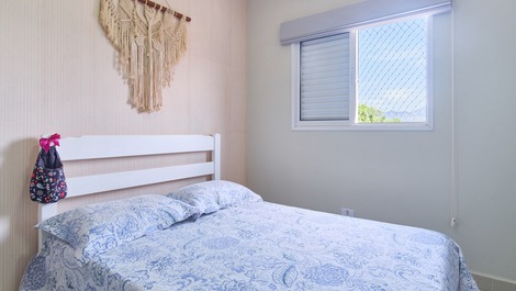 Segundo quarto com cama de casal e cama auxiliar 