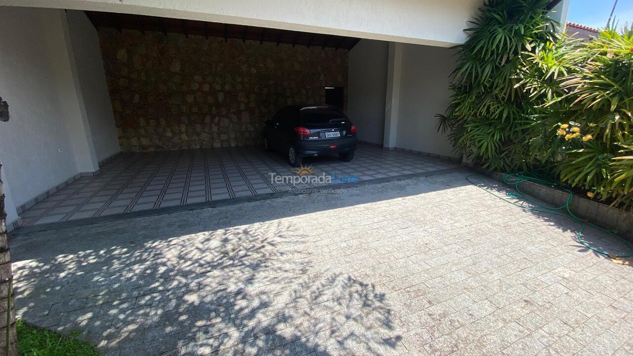 Casa para alquiler de vacaciones em Caraguatatuba (Praia das Palmeiras)
