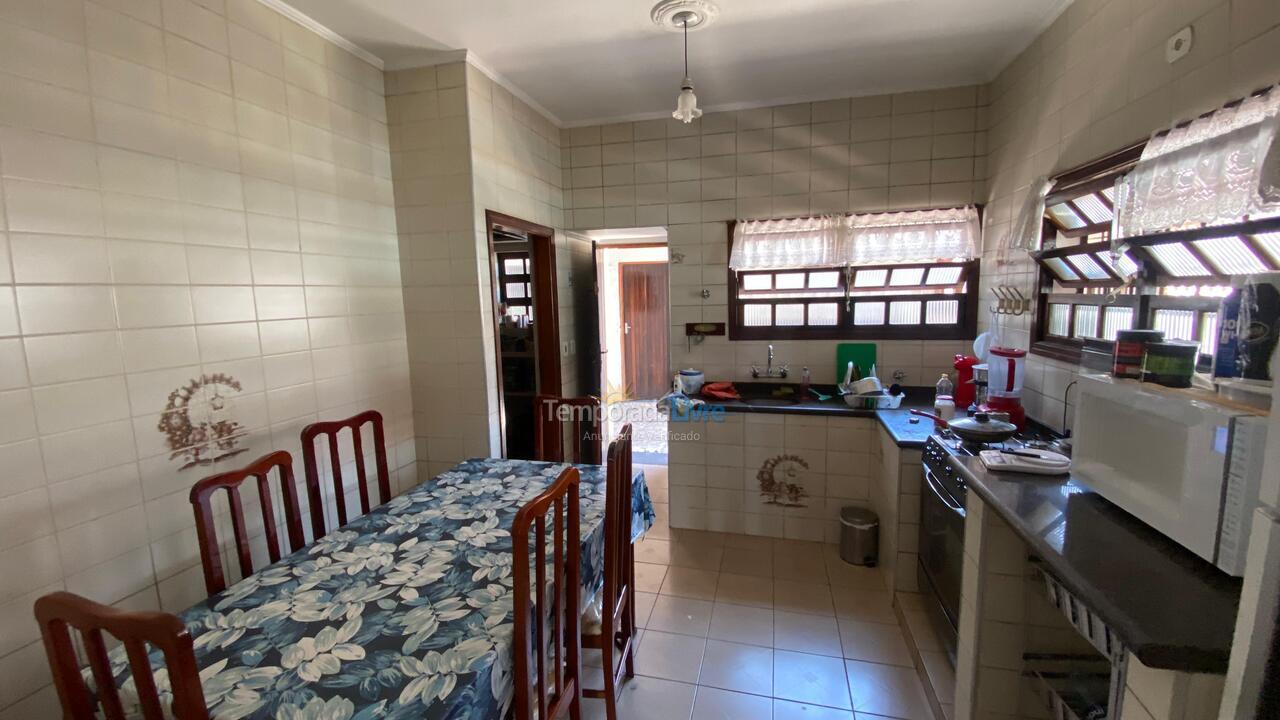 Casa para alquiler de vacaciones em Caraguatatuba (Praia das Palmeiras)