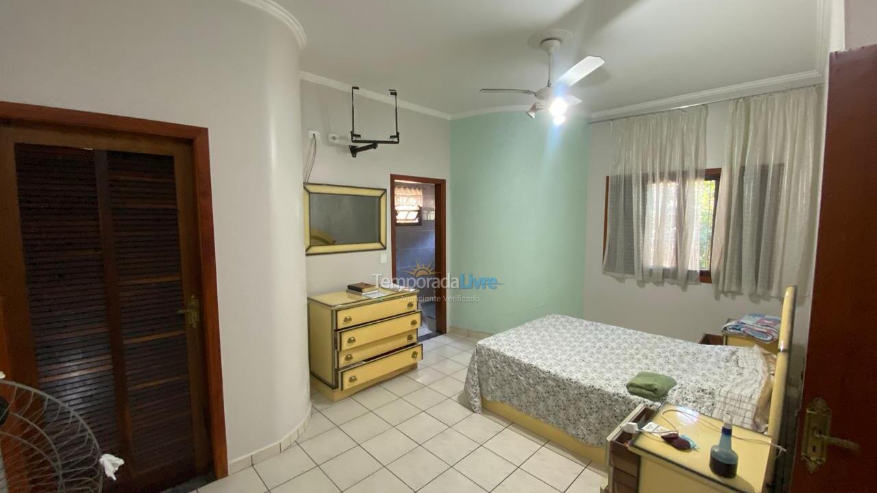 Casa para alquiler de vacaciones em Caraguatatuba (Praia das Palmeiras)