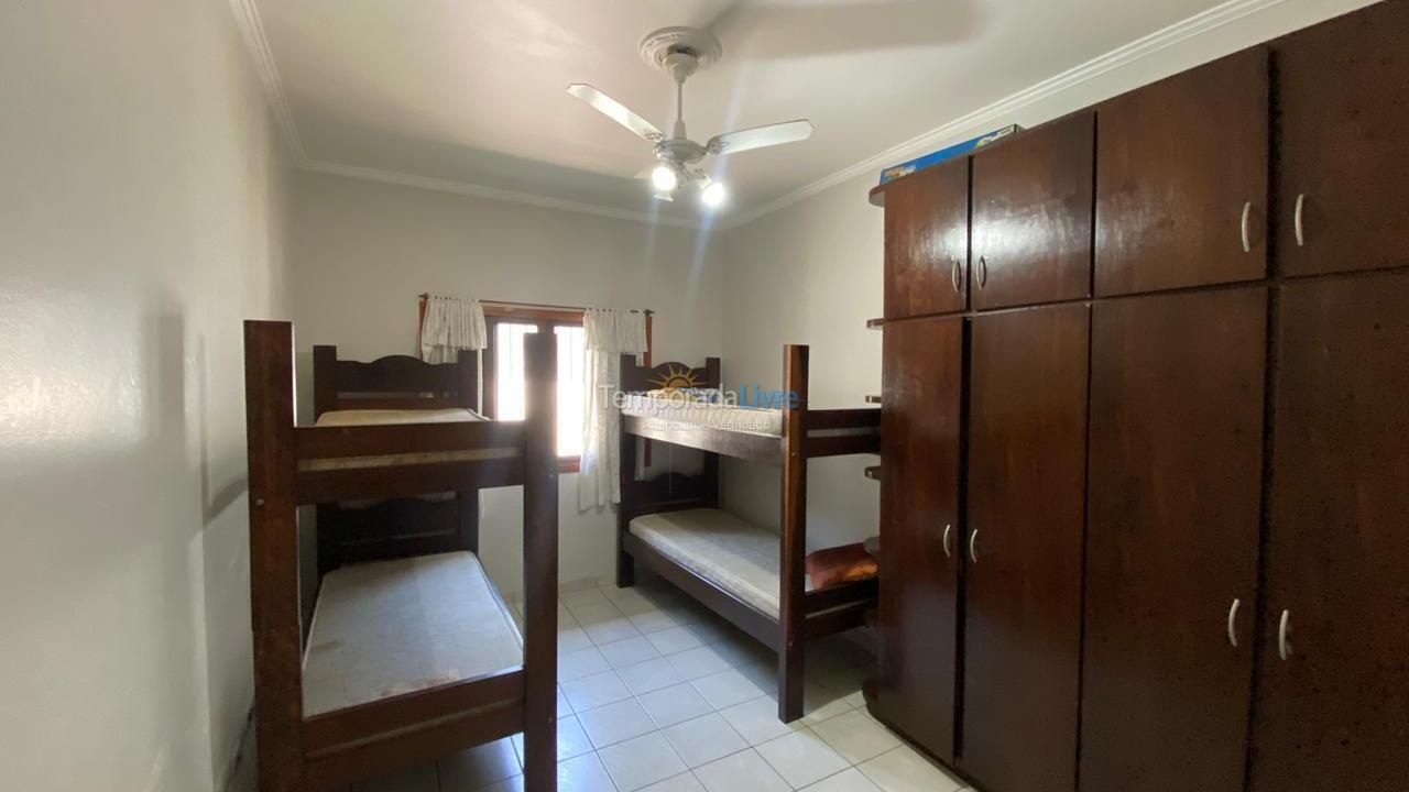 Casa para alquiler de vacaciones em Caraguatatuba (Praia das Palmeiras)