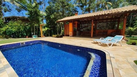 Casa con piscina, capacidad para 8 personas.