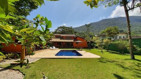 Casa con piscina, capacidad para 8 personas.
