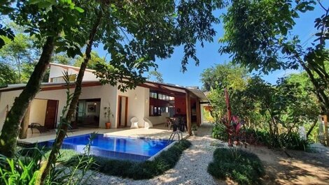 Casa moderna con piscina en la playa de Itamambuca.