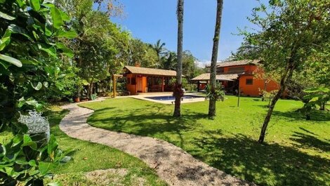 Casa con piscina, capacidad para 8 personas.