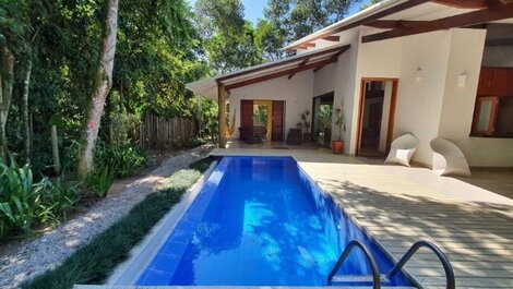 Casa moderna con piscina en la playa de Itamambuca.