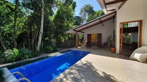Casa moderna con piscina en la playa de Itamambuca.