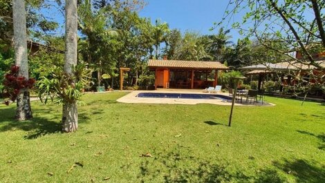 Casa con piscina, capacidad para 8 personas.