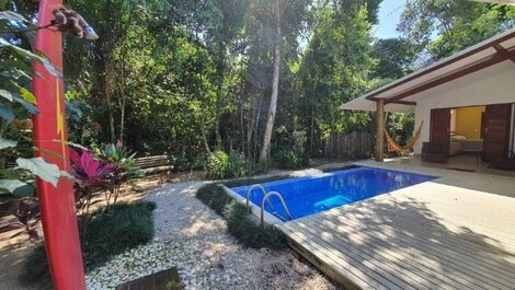 Casa moderna con piscina en la playa de Itamambuca.